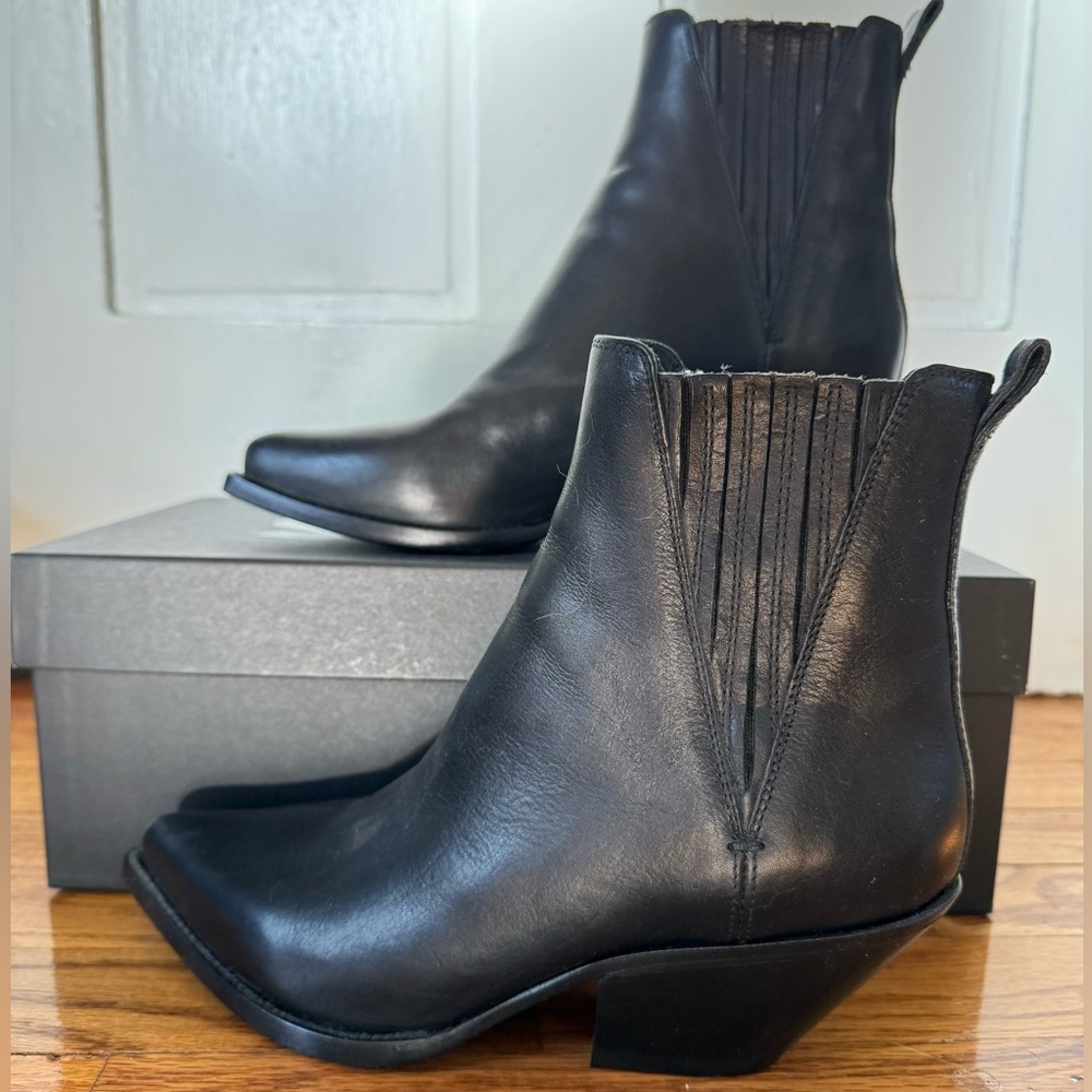 Frye Elise Chelsea Boot - Black. Size 8